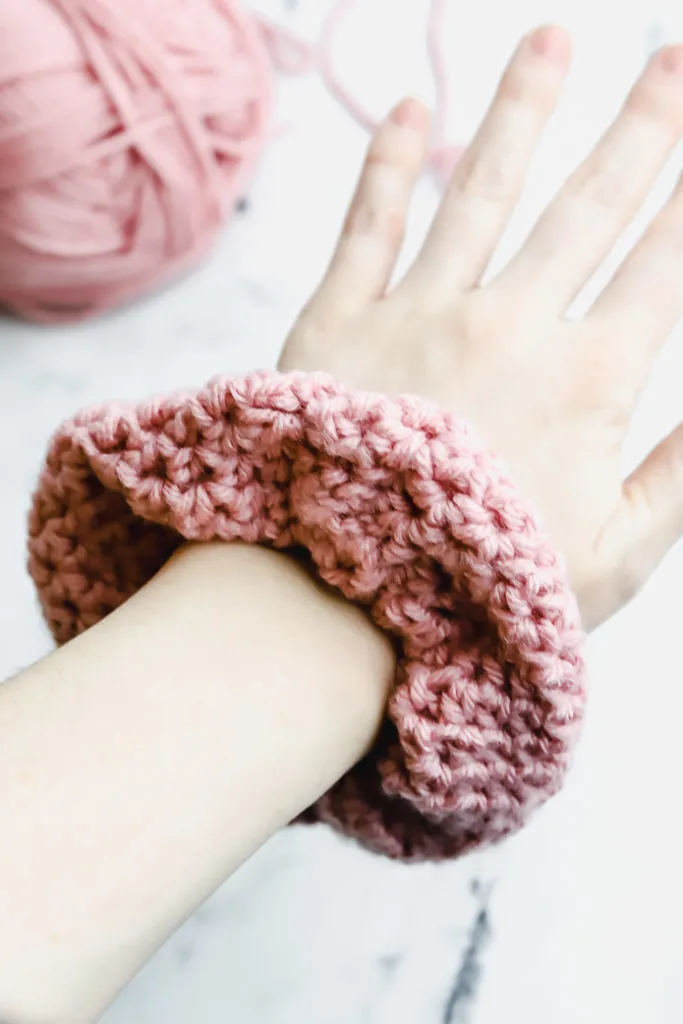 25 Easy Crochet Scrunchie Patterns • Made From Yarn