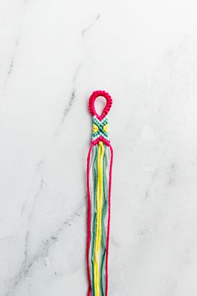 How to Start A Friendship Bracelet with a Loop (Buckle) - Sarah Maker