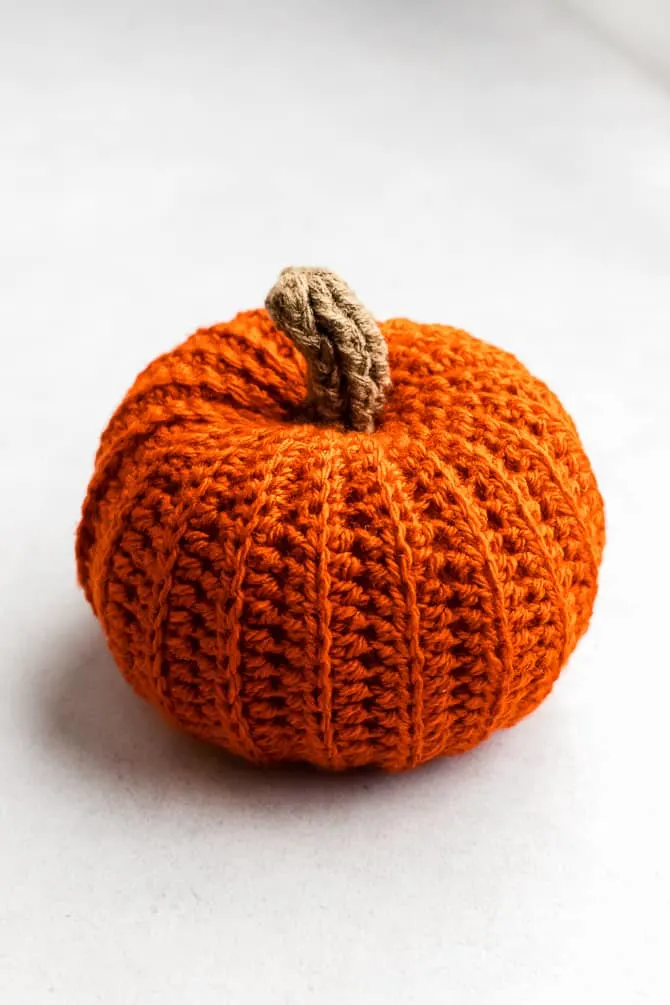 Easy beginner crochet pumpkin pattern. Round, orange crochet pumpkin. 