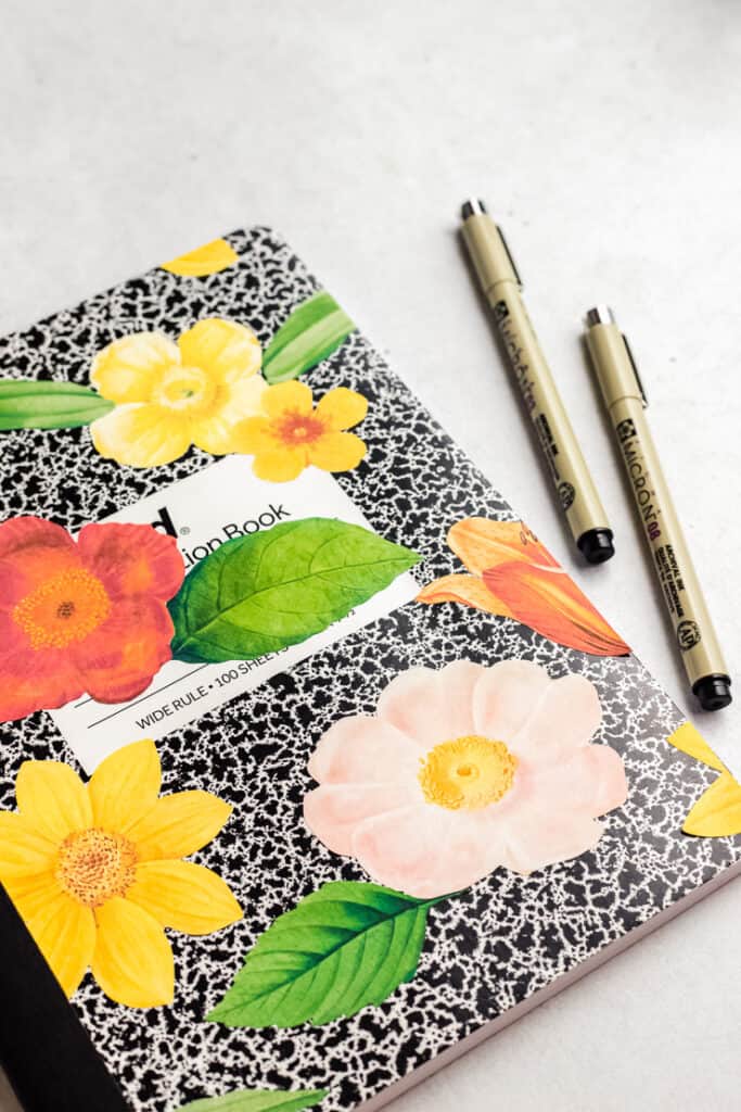  adesivos Botânicos de flores impressos em um caderno de composição em preto e branco