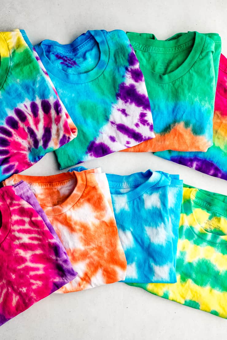 varietate de tricouri colorate tie dye răspândite în două rânduri