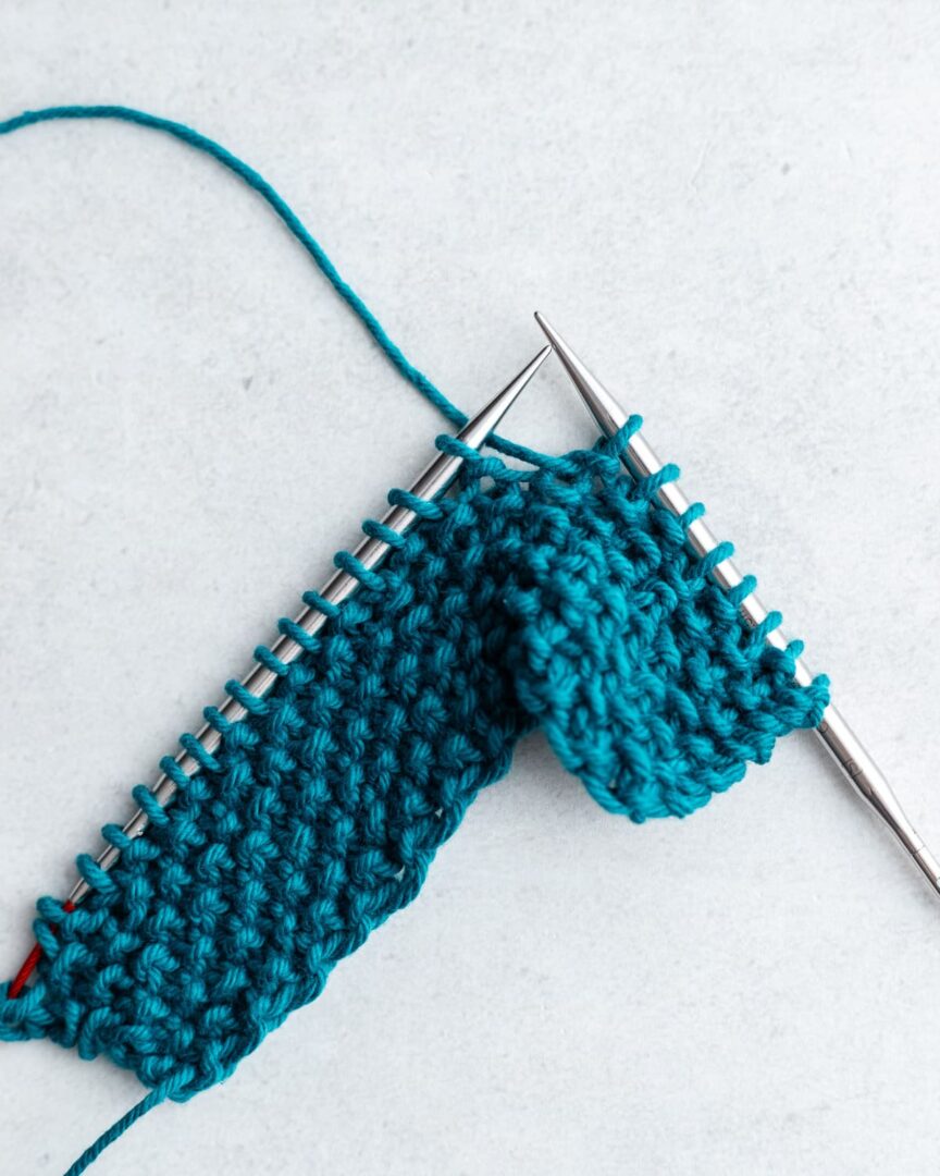How to Knit Seed Stitch - Easy Tutorial for Beginners - Sarah Maker